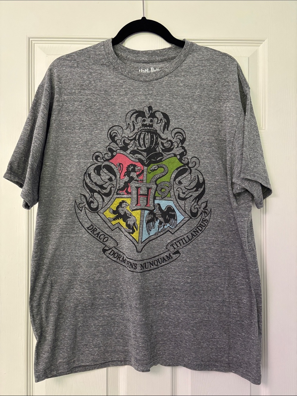 Warner Bros. Gray Short-Sleeve Hogwarts Crest Tee